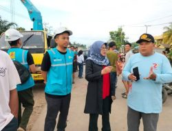 Wabup Dharmasraya Tinjau Putusnya Jalan Lintas Sumatera di Perbatasan Jambi-Sumbar