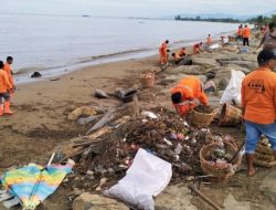 Warga Buang Sampah ke Sungai, Pantai Padang Jadi Kotor