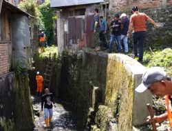 Warga Keluhkan Selokan, Wawako Allex Langsung Terjun ke Lapangan