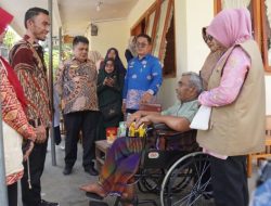 Wawako Allex Saputra Serahkan Bantuan Atensi Kemensos kepada 128 PPKS
