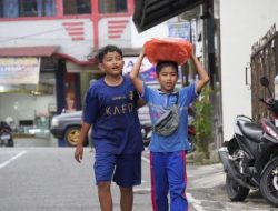 Sahabat Hebat, Dion dan Zio Manfaatkan Waktu Luang Berjualan Sala Lauak