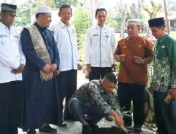 Hari Bumi 2025, Warga Kankemenag Pasbar Tanami Pohon Matoa