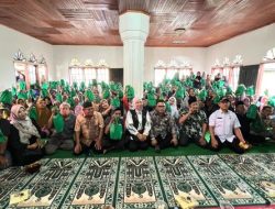 Bahagianya Mak Mak di Tanah Datar Kala Rico Alviano Bagikan Paket Sembako