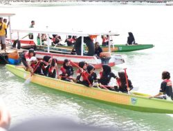 Pantai Carocok Bergemuruh, Selaju Sampan Ramaikan Festival Langkisau 2025