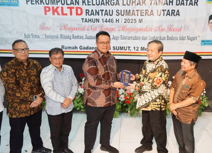 Wabup Ahmad Fadly menerima cendramata. (Foto: Istimewa)