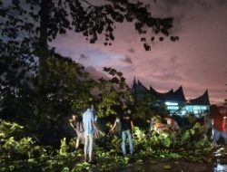 Pemkab Dharmasraya Gerak Cepat Bersihkan Dampak Angin Kencang, Pelayanan RSUD Berjalan Normal