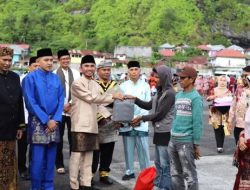 Peserta Gunakan Pakaian Adat, Wawako Allex Saputra Pimpin Upacara Hardiknas
