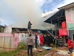 Gudang Kayu di Belakang Tangsi Terbakar, Damkar Padang Kerahkan 6 Unit Armada