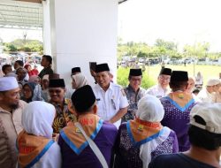 Dilepas Wawako Mulyadi, 103 JCH Pariaman Menuju Asrama Haji Padang