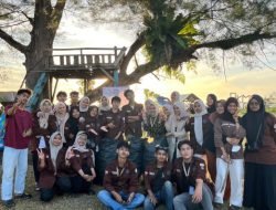 Yang Kuliah Membersihkan, Yang Liburan Membiarkan: Mahasiswa PMI Bersih-bersih