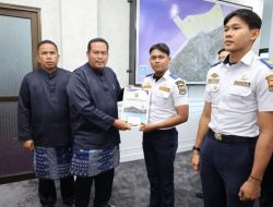 Wako Yota Balad Serahkan SK PNS dan CPNS Tamatan STTD yang Bertugas di Dishub