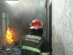 Rumah Kosong Terbakar di Purus Padang, Damkar Bergerak Cepat Cegah Api Meluas