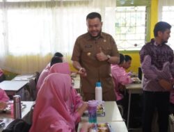 Pelajar SMP 8 Padang Antusias Sambut Menu MBG, Rasanya Enak Porsinya Pas