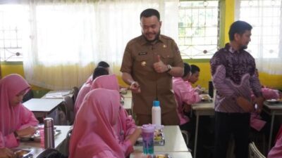 Pelajar SMP 8 Padang Antusias Sambut Menu MBG, Rasanya Enak Porsinya Pas