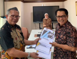 Gigih dan Serius Bupati John Kenedy Azis Serahkan Proposal Infrastruktur ke Bappenas