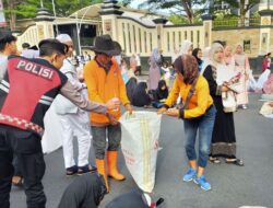 Ramahnya Pasukan Oranye di Depan Kantor Gubernur