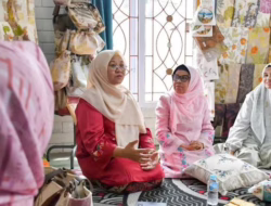 Ketua TP-PKK Agam Bersilaturahmi dengan Pelaku UMKM Kerajinan Kain Eco Print