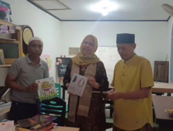 Denny JA Donasi Buku Karya Iyut Fitra ke Sekolah dan Rumah Baca Sumbar