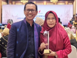 Desainer Sumbar Ermiwati Terima Award Rangkayo Minang 2025
