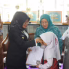 Serahkan Seragam, Wabup Leli Arni Tinjau MPLS di SMPN 1 Sitiung dan SDN 08 Pulau Punjung