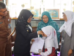 Serahkan Seragam, Wabup Leli Arni Tinjau MPLS di SMPN 1 Sitiung dan SDN 08 Pulau Punjung