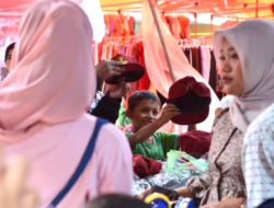 Tahun Ajaran Baru, Masyarakat Serbu Toko Perlengkapan Sekolah