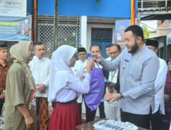 Wako Fadly Amran Serahkan Langsung Kartu Padang Juara dan Seragam Gratis