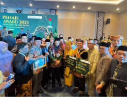 Bupati Safni dan Penyuluh Agama Islam Sastra Yunita Terima Penais Award dari Menteri Agama