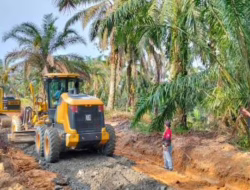 Satgas TMMD Kodim 0310/SSD Genjot Penimbunan Jalan Perkebunan Masyarakat Sungai Kambut