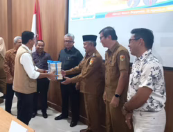 Ditulis Dosen FIB Unand, Penyerahan Buku Warnai Bedah Buku “Sejarah Kota Solok 1956-2018”