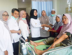 Wabup Dharmasraya Salurkan Bantuan Yayasan Qolbun Salim untuk 30 Pasien RSUD Sungai Dareh