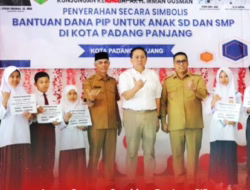 Irman Gusman Serahkan Bantuan PIP untuk 156 Siswa di Padang Panjang