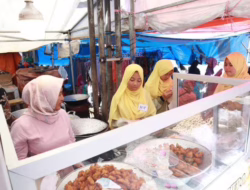 Santriwati Diniyyah Puteri Asah Jiwa Kepemimpinan Lewat Praktik Melayani di Pasar