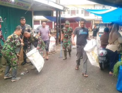 Satgas TMMD Kodim 0310/SSD Bersihkan Pasar Pulau Punjung