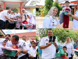 Wako Yota Balad Serahkan Seragam Sekolah Gratis Bagi Siswa SDN se-Kota Pariaman