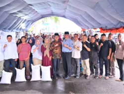 Gubernur Salurkan Beras CPPD kepada Pedagang dan Masyarakat Terdampak Kebakaran Pasar