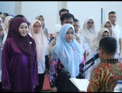 Wabup Risnaldi Kukuhkan Lisda Hendrajoni jadi Tim Pembina Posyandu Pesisir Selatan
