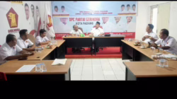 Ketua DPC Partai Gerindra kota Padang, H. Verry Mulyadi, SH memimpin rapat Revitalisasi Kepengurusan Partai. (Foto: ist)