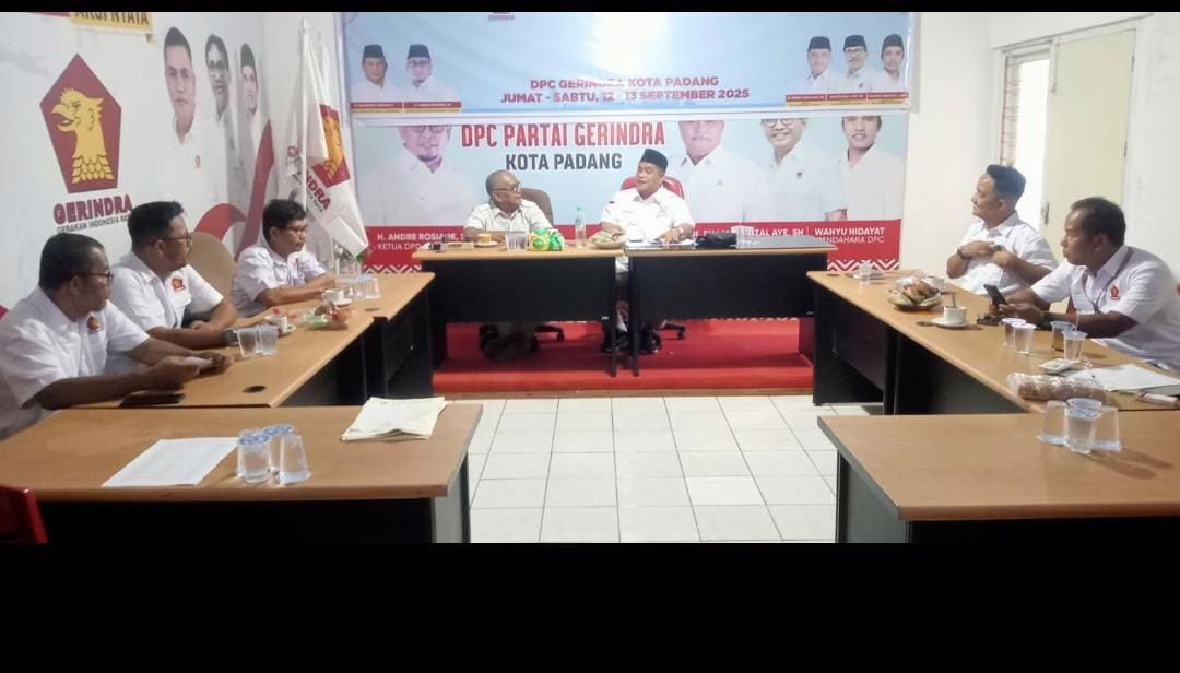 Ketua DPC Partai Gerindra kota Padang, H. Verry Mulyadi, SH memimpin rapat Revitalisasi Kepengurusan Partai. (Foto: ist)