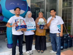 PLN Icon Plus Rayakan Hari Pelanggan Nasional, Beri Souvenir Pelanggan ICONNET di Padang