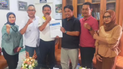 Ketua SIWO PWI Sumbar, didampingi Ketia PWI Sumbar Widia Navies, Anggota SIWO PWI Pusat Deni Risman dan pengurus PWI lainnya menyerahkan surat dukungan kepada Hamdanus sebagai calon Ketua KONI Sumbar, di Kantor PWI PWI Sumbar, Rabu (17/9/2025). (Foto Hendri Parjiga/ fokussumbar.com)