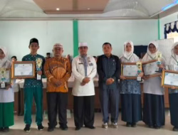Siswa Madrasah Peraih Juara OMI Terima Penghargaan