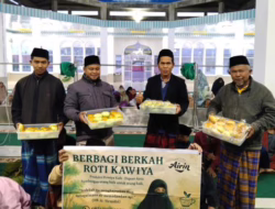 Roti Kawiya Berbagi Berkah di Jumat Pagi, Santri dan Anak Yatim Tersenyum Usai Salat Subuh