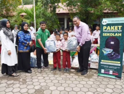 LAZIS MUM Padang Serahkan Bantuan 40 Paket Perlengkapan Sekolah di SDN 06 Pungguang Ladiang