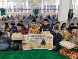 Milestone 5.000 Roti Terlampaui, KawiyaKafe Berbagi di Subuh Jumat Bersama Santri Ponpes DR. Mohammad Natsir