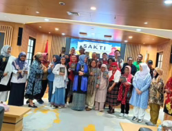 Diskusi Buku Kumpulan Puisi Sakti Tiga Bahasa Sastri Bakry di TIM, Karya Penyair Berotak Kiri dan Kanan