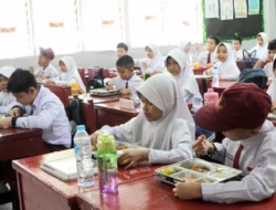 Bahagianya Murid SD Semen Padang Dapat Menu Sehat Gratis