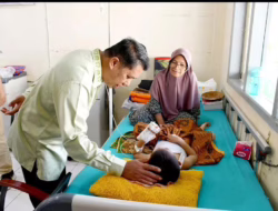 Sekda Mhd Lutfi Cek Kondisi Siswa Sedang Jalani Perawatan Pasca Keracunan MBG