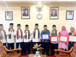 Wali Kota Solok Serahkan Bantuan Korpri untuk Atlet Pornas XVII dan STQH Nasional