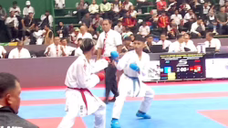 Karateka Sumbar, Evin Mailisva (sudut merah), dikalahkan atlet Bengkulu, Alfaris Budiawan (KONI Sumbar)